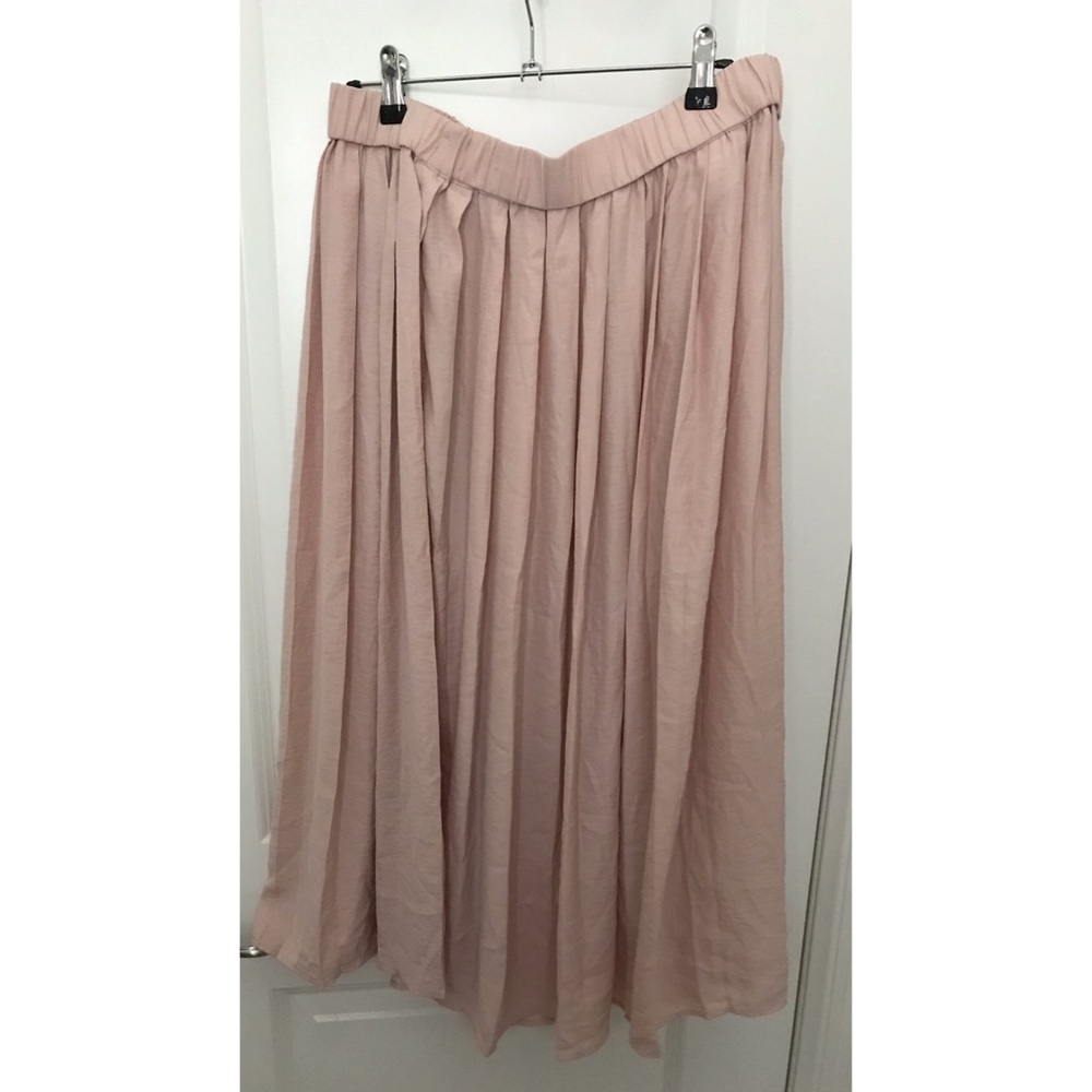 Blush pleated skirt